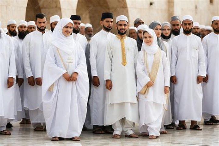 Do Muslims wear white to funeral?