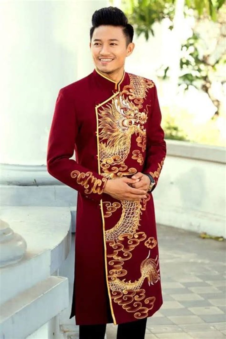 Is the most popular and widely recognized Vietnamese costume?