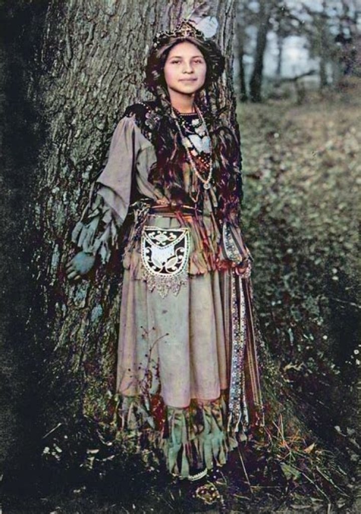What did the Seneca tribe children wear?
