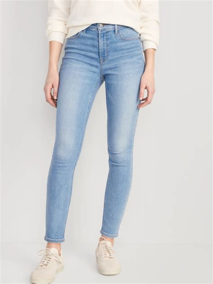 What goes with light blue skinny jeans?