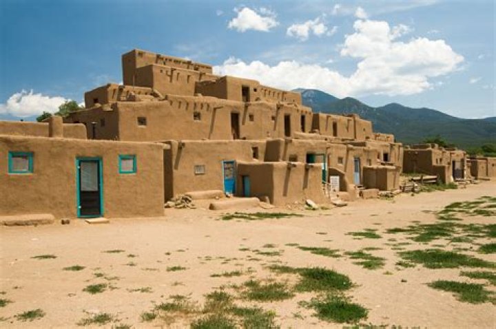 What houses did the jumanos live in?