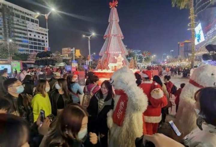 When do people start to celebrate Christmas in China?